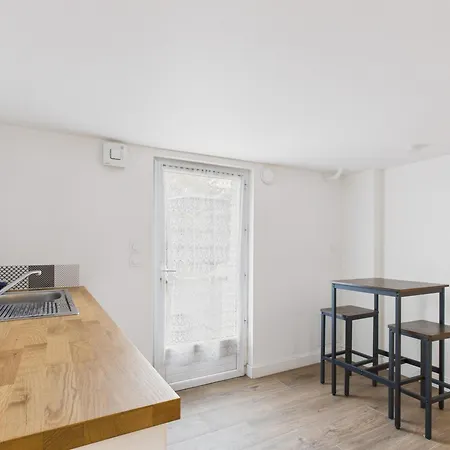 400m De La - Grande Maison Pour 10 Avec Jardin Nyaraló *