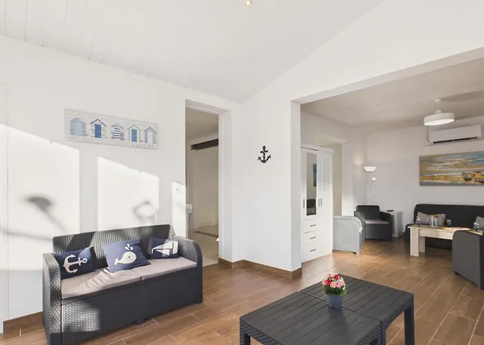 Holiday home 400m De La - Grande Maison Pour 10 Avec Jardin *